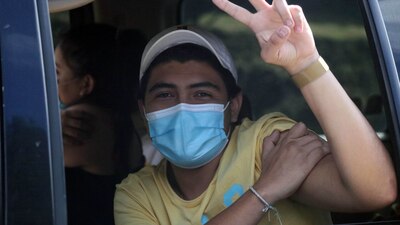 Un joven espera su turno para vacunarse