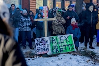 Suspenden a agentes federales tras muerte a tiros de enfermero en Minneapolis