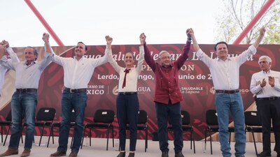Los gobernadores fueron abucheados al grito de "¡Fuera el PRI!"