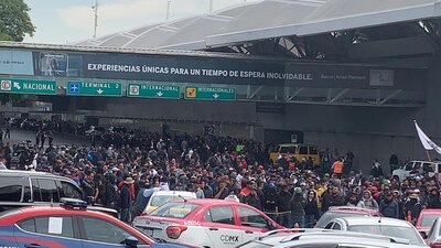 Policías federales bloquean la entrada a la Terminal 1 del Aeropuerto Internacional de la CDMX