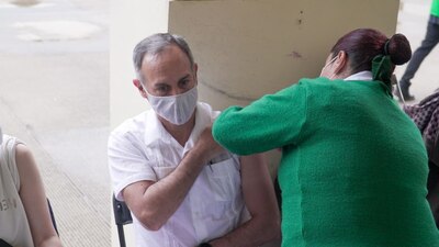 El subsecretario de Salud acudió a la Escuela Benito Juárez para vacunarse