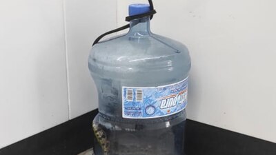 La serpiente estaba al interior de un garrafón para agua