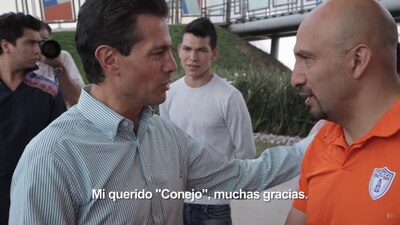 El mandatario realizó un tiro de penalti en el Salón de Fama del Futbol