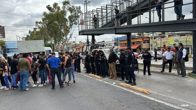 Vecinos retuvieron a los oficiales y los golpearon