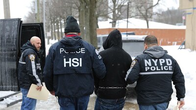 Las autoridades que no colaboren para arrestar inmigrantes indocumentados no tendrán fondos para seguridad