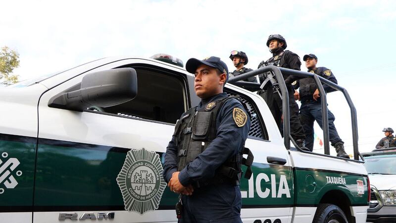 CDMX: Policías persiguen a menores en motoneta y al atraparlos les confiscan drogas y un arma