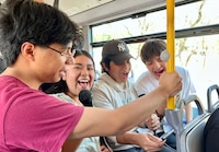 VIDEO: Jóvenes ‘arman’ el karaoke dentro de una unidad del Pumabus en Ciudad Universitaria