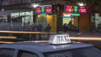 El peso sigue subiendo frente al dólar al lograr varios récord en la última semana