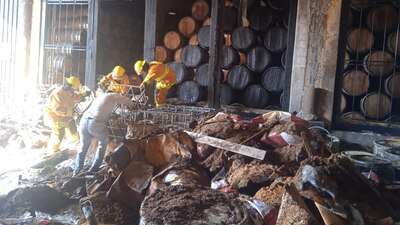 El fuego alcanzó un tambo de 200 litros que contenía residuos de materia prima