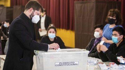 El presidente de Chile acudió a la votación sobre la nueva constitución