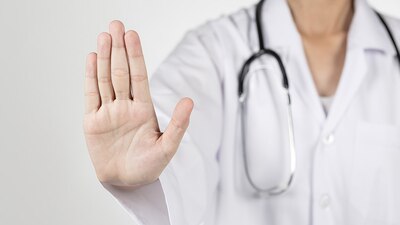 El objetor de conciencia deberá expresarlo por escrito y canalizar al paciente con quien no tenga el dilema