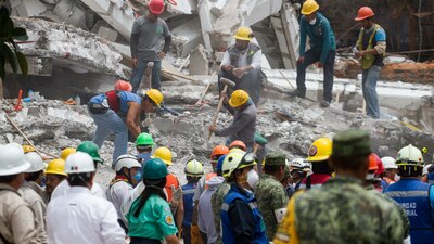 Expertos y voluntarios siguen removiendo escombro y buscando personas con vida