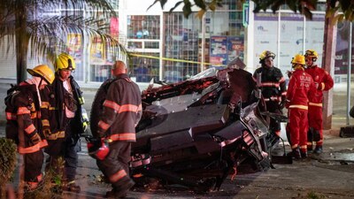 Los rescatistas tuvieron que utilizar equipo especial para poder abrir las puertas de la camioneta