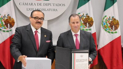 El secretario de Hacienda, José Antonio Meade, entregó el Paquete Económico para 2018