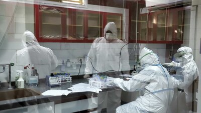 Un grupo de paramédicos en Egipto analiza algunas cepas de COVID-19