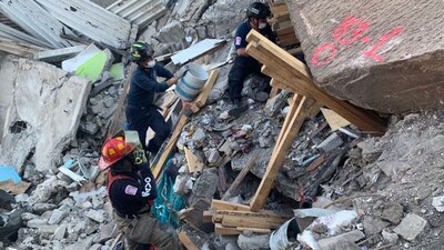 La noche de este martes rescatistas sacaron el cuerpo de la menor, envuelto en una bolsa roja