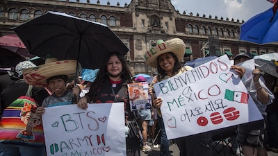 CIUDAD DE MÉXICO, 06MAYO2026.- Decenas de fan “Army” se congregan frente a Palacio Nacional luego de que la presidenta de México, Claudia Sheinbaum anunciara que la Banda Surcoreana BTS se reunira con ella y saldrán al balcón del recinto a saludar.