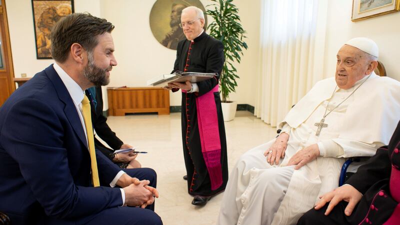 Papa Francisco se reúne con JD Vance tras desacuerdos por deportaciones en EU