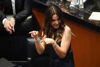 Andrea Chávez acepta quitar su rostro de unidades de salud “para calmar a los pitufos de la aldea”