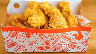 Popeyes prepara su pollo frito estilo Louisiana, que utiliza especias como la paprika. (Foto: Popeyes)