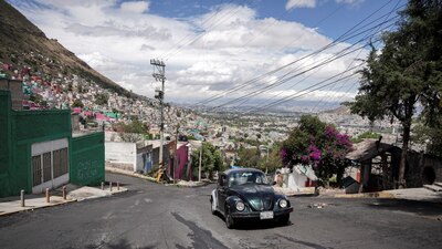 Los 'vochos' siguen siendo el transporte favorito de decenas de taxistas por su potencia