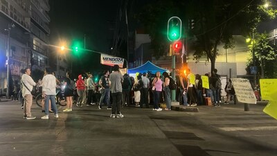 Colocaron carpas, sillas de plástico y linternas en la zona