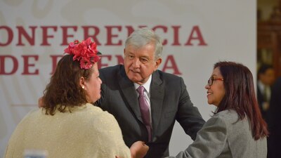 Una mujer se coló a Palacio Nacional para entregarle un documento al presidente de México