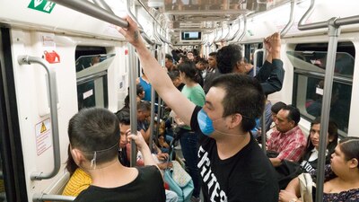 Dos hombres viajan con mascarilla a bordo del Sistema de Transporte Colectivo Metro