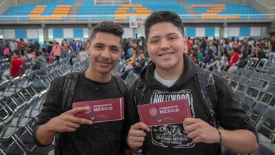 Dos estudiantes de preparatoria que se vieron beneficiados con las becas de la 4T