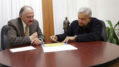 José María Riobóo junto a AMLO en noviembre de 2015