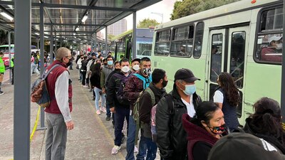 Usuarios padecen largas filas y más tiempo en su trayecto en el primer día de cierre