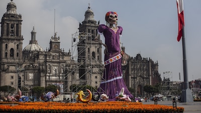 Clara Brugada inaugura la Catrina más alta del mundo y rompe récord Guinness en CDMX