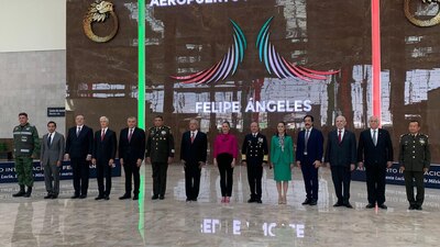 Entre aplausos y reconocimientos a las fuerzas armadas de México