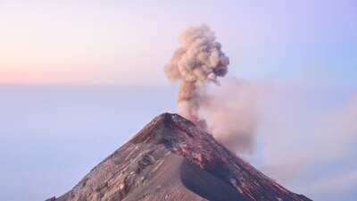Hizo erupción; los pobladores están alertas por la actividad