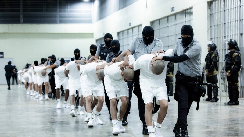 Llegan a El Salvador los primeros reos venezolanos deportados de Estados Unidos