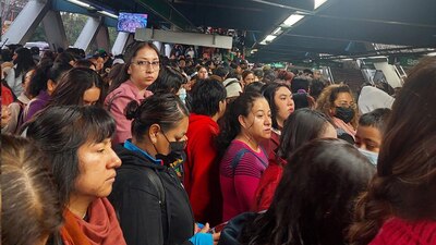 Se presentan aglomeraciones y retrasos de hasta 20 minutos en la Línea 8