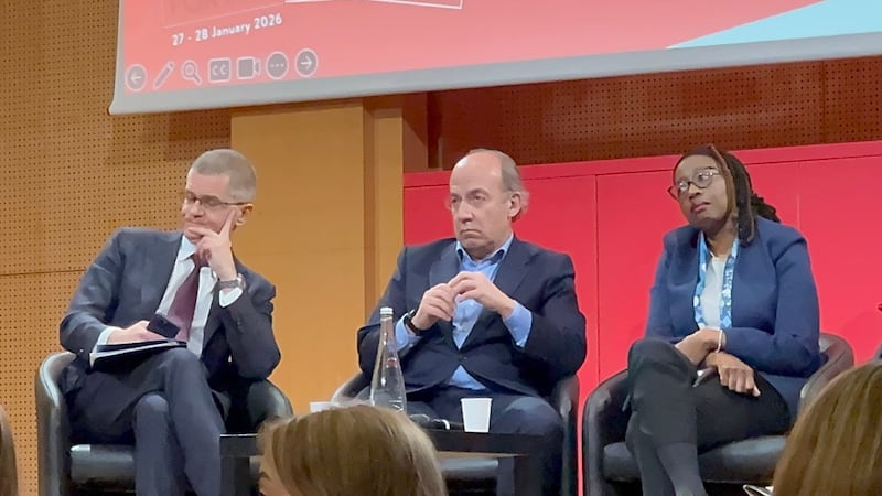 “¡Asesino!“: Estudiantes mexicanos increpan a Felipe Calderón en el Sciences Po Paris