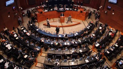 La Constitución otorga al Senado la faculta de desaparece los poderes en lo estados