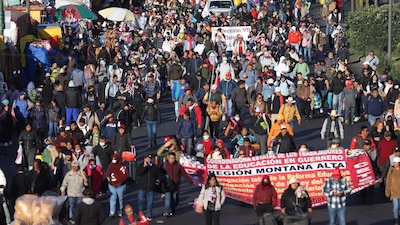 Integrantes de la CNTE marcharon desde Palacio Nacional hasta la Cámara de Diputados para realizar un plantón en las inmediaciones de la cámara baja. FOTO: DANIEL AUGUSTO/ CUARTOSCURO.COM