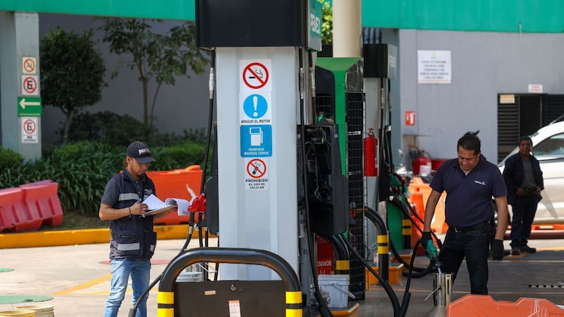 Profeco presenta 43 denuncias contra gasolineras por despachar “litros incompletos”