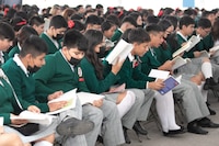 Frente a niños, Sheinbaum señala que la oposición sólo quiere dar becas a quienes saquen 10