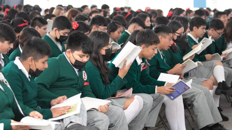 Frente a niños, Sheinbaum señala que la oposición sólo quiere dar becas a quienes saquen 10