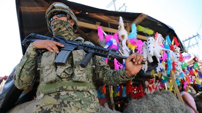Un integrante de la Marina de México, que pasaría a formar parte de la Guardia Nacional
