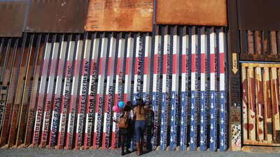 El gobierno de Trump pretende ampliar y fortalecer un muro entre México y EU