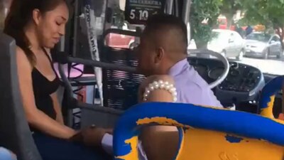 El chofer se inclinó para hacer formal su intención de casarse con su novia