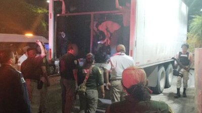 Agentes Federales de Migración escucharon gritos y golpes al interior de la caja, el chofer se negaba a abrir las puertas.