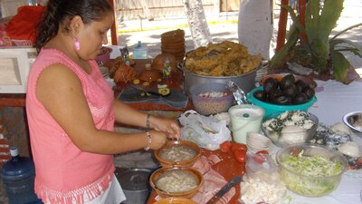 Los niños probaron el pozole como parte del festejo por el Día del Niño