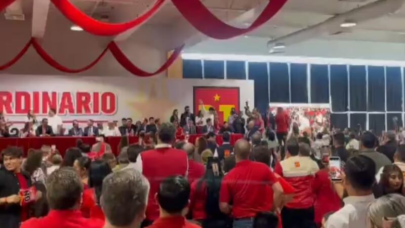 Abuchean a Gerardo Fernández Noroña durante el Congreso Nacional del PT