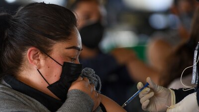 Los especialistas coinciden en que la mejor manera de luchar contra el COVID es la vacunación
