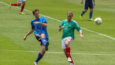 Meade ha jugado futbol, como en abril de 2015 con diplomáticos de la Unión Europea
